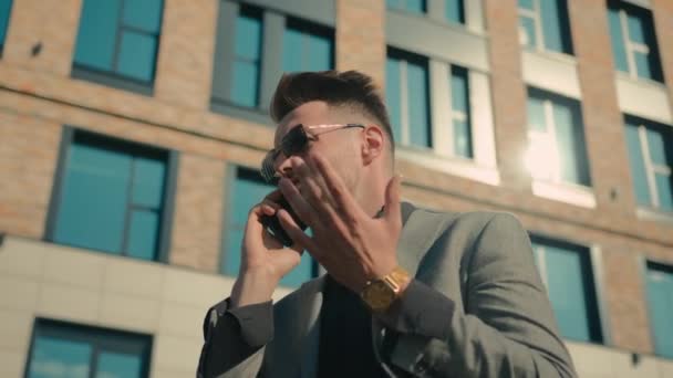 Homem Negócios Irritado Óculos Sol Falar Telefone Irritado Homem Descontente — Vídeo de Stock