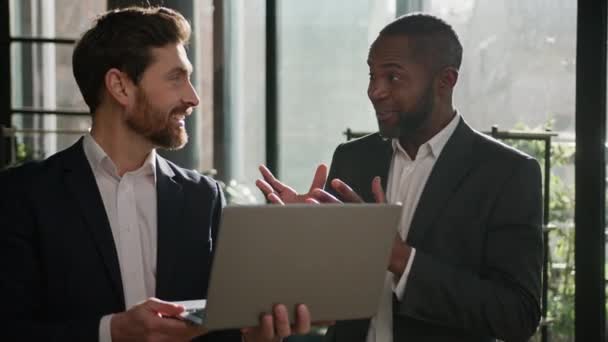 Dwa Zróżnicowane Wielorasowe Podekscytowany Szczęśliwy Biały Afroamerykanie Biznesmeni Partnerzy Współpracownicy — Wideo stockowe