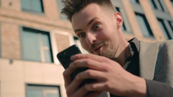 Entusiástico Feliz Surpreendido Homem Lendo Boas Notícias Usando Telefone Celular — Vídeo de Stock