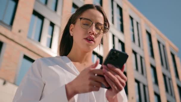 Düşünceli Kadını Kadın Kadını Modern Ofis Binasının Yakınında Cep Telefonu — Stok video