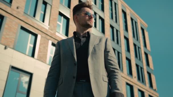 Ofis Yakınında Güneş Gözlüklü Kendine Güvenen Zarif Bir Adam Başarılı — Stok video