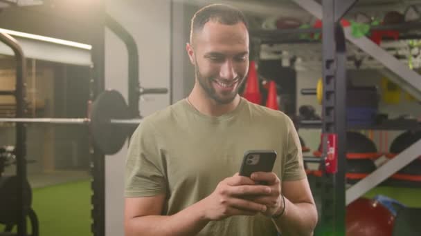 Uśmiechnięty Szczęśliwy Afroamerykanin Człowiek Sportowiec Facet Fitness Trener Siłownia Instruktor — Wideo stockowe
