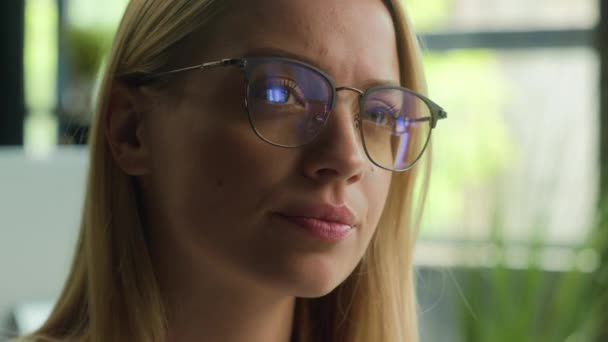 코카서스 창의적인 아이디어 펜시브 사업가 매니저 안경에 솔루션 — 비디오