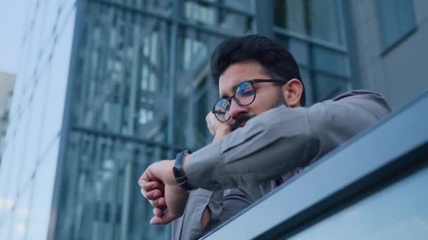 Triste Entediado Árabe Indiano Étnico Homem Cansado Empregador Masculino Empresário — Vídeo de Stock