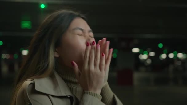 アジアの中国の韓国語 日本語 鼻インフルエンザのアレルギー症状 インフルエンザ感染 車の駐車場で不健康な少女は 病気の問題が病気に苦しむ 寒い屋外 — ストック動画