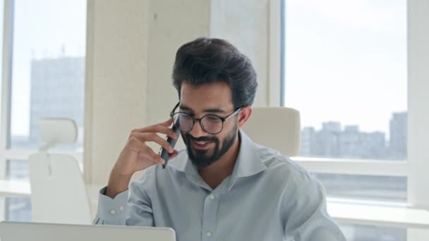 Framgångsrik Arabisk Indisk Man Multitasking Affärsman Prata Mobiltelefon Samtal Kontoret — Stockvideo