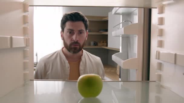 Pov Άποψη Από Εσωτερικό Ψυγείο Καυκάσιος Ενήλικας Άνδρας Στην Κουζίνα — Αρχείο Βίντεο