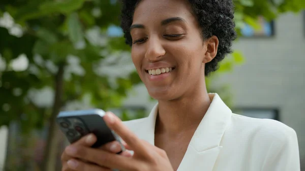 Sorridente Donna Afro Americana Business Chatta Nei Social Media Mobile — Foto Stock