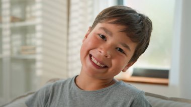 Çocuk portresi kapatıyoruz. Mutlu küçük çocuk. Kafkas erkek, liseli çocuk. Pozitif gülümseyen bebek dişi, kaygısız çocuk.