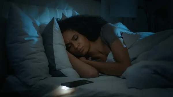 Afro Americano Exausto Sonolento Cochilando Mulher Dormir Noite Escura Casa — Fotografia de Stock