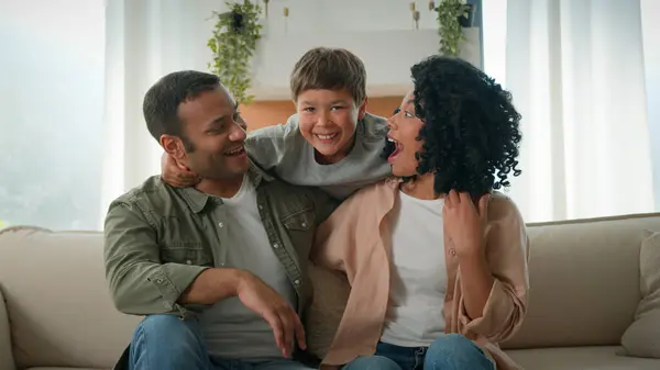 Liefdevolle Ouders Volwassen Afro Amerikaanse Moeder Vader Omarmen Knuffelen Bank — Stockfoto