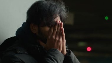 Evsizlere yakın endişeli üzgün üzgün üzgün adam karanlık şehirde mutsuz Arap üzgün adam acı baş ağrısı hasta adam iflas etmiş işadamı endişeli iş adamı otoparkta depresyona giriyor