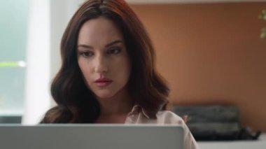 Düşünceli genç kız Kafkasyalı düşünceli yetişkin kadın iş fikri düşünüyor profesyonel iş kadını kullanıcı ev ofisindeki bilgisayarlı mesaj yazma interneti kullanıyor.