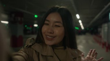 Web kamerası görüntüsü mutlu Asyalı kız gülümseyen Asyalı Çinli blogcu vlogger etkileyicisi sosyal blog kanalı blog hikayeleri için akıllı telefon kamerasına konuşan cep telefonu kayıt videosu park alanında