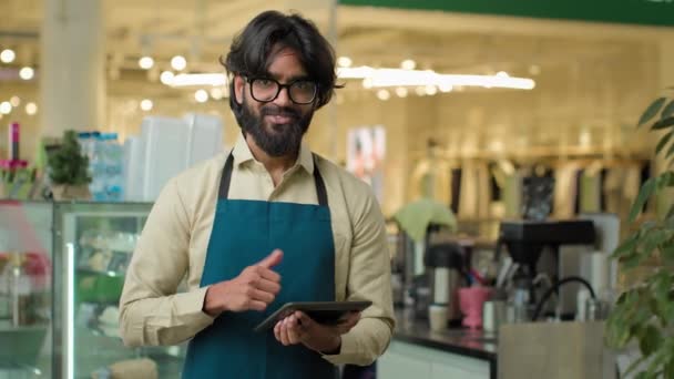 Garçom Indiano Masculino Café Trabalhando Escrevendo Ordem Cliente Tablet Digital — Vídeo de Stock