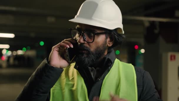 Индийский Рабочий Мастер Мастер Подрядчик Парковке Говорящий Телефон Строитель Шлеме — стоковое видео