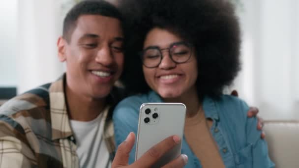Gelukkig Glimlachen Vrolijk Praten Afro Amerikaanse Man Vrouw Paar Familie — Stockvideo