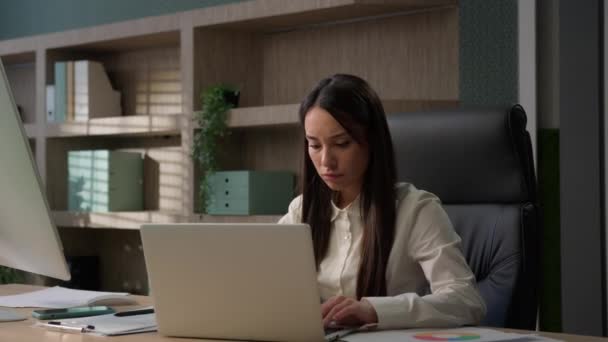 焦点を当てたコーカサスのビジネス女性は ノートパソコンのコンピュータタタスクでオンラインで働くデスクで忙しい女性のオフィスワーカーの女のビジネスマンが 企業の問題を抱えていることを悲しく思います — ストック動画