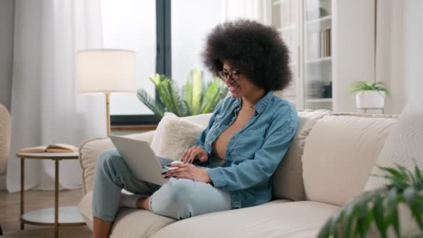 1アフリカ系アメリカ人女性エスニック女性女性女性ビジネスマンフリーランサー学生ラップトップ興奮幸せなオンライン勝利は 自宅で喜びで叫ぶコンピュータの達成で勝利を達成します — ストック動画