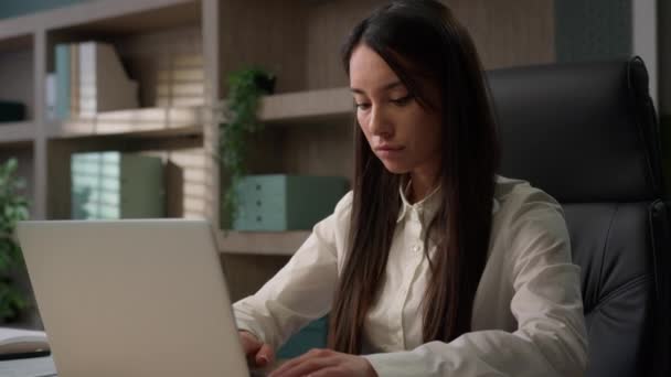 コーカサス人の思慮深いビジネス女性少女は テーブルワークでオンラインで働くオフィスでラップトップを持つ深刻な年金ビジネスウーマン考えるプロジェクトスタートアップソリューションコンピュータとの企業の問題を考える — ストック動画