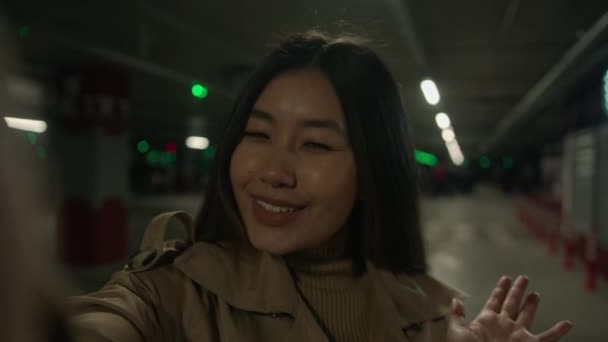 WebcamビューPov幸せ笑顔のアジアの女性少女中国の韓国ブロガーブロガーインフルエンサーは ソーシャルブログチャンネルブログストーリーのためのスマートフォンカメラに話し 駐車場で携帯電話の記録ビデオを保持 — ストック動画