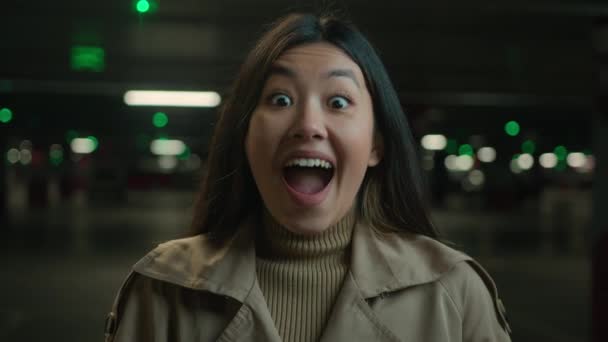肖像画は驚きました アジアの女性中国の韓国人幸せな民族少女は驚きました 女性のオープン口 驚くべき予期せぬショック驚き ダークカー駐車場での驚きの反応 — ストック動画