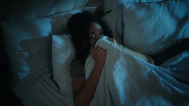 아프리카계 미국인 여자가 침대에 어두운 소녀는 귀신의 두려워 가까운 두려워 — 비디오