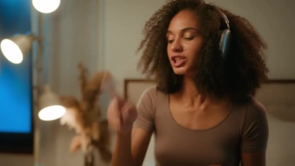 Afro Amerikaans Etnisch Meisje Ontspannen Vrouw Avond Slaapkamer Luisteren Muziek — Stockvideo