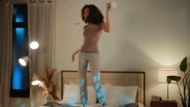 Afrikaans Amerikaans Meisje Gelukkig Etnische Vrouw Springen Zacht Bed Avond — Stockvideo