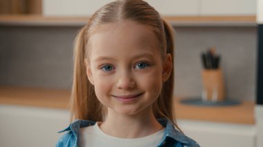 Kamera yakın plan beyaz portre ev mutfağında gülümseyen sevimli küçük kız kamera ev kızı gibi bakan kız çocuk içeride çocuk gibi poz veren çocuk, mutlu evlatlık çocuklar.