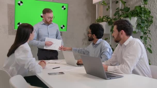 Office Konferens Möte Med Grön Chroma Nyckel Skärm Manliga Ledare — Stockvideo
