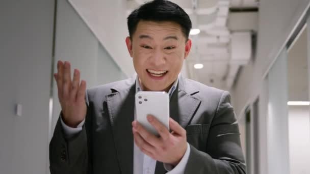 행복한 충격을 놀라게 사업가 고용주 성공적인 우승자 성과는 휴대전화 승리에 — 비디오