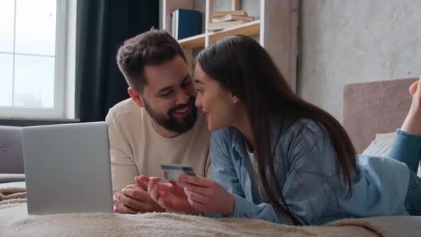 Cuplu Caucazian Femeie Fericită Bărbat Care Uită Ecranul Laptopului Patul — Videoclip de stoc