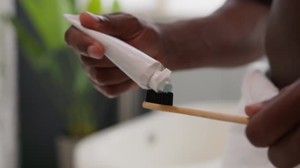 Закройте Руки Выдавливая Белую Зубную Пасту Тюбика Зубной Щетке Стоматологической — стоковое видео