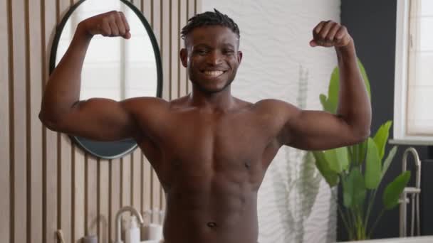 Muskularny Afroamerykanin Uśmiechnięty Atletyczny Mężczyzna Kulturysta Ręcznikiem Kąpielowym Biodrach Pokazując — Wideo stockowe