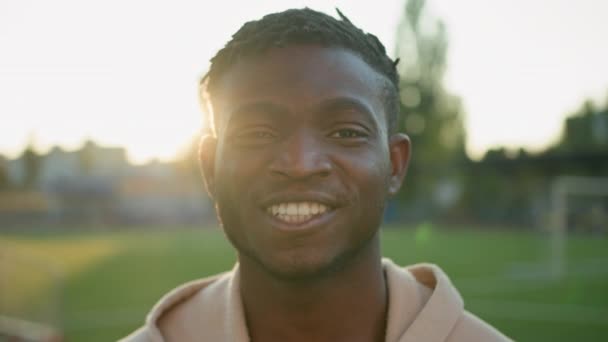 Männlich Sportler Porträt Fröhlich Lächelnd Ethnische Junge Sportler Afroamerikaner Mann — Stockvideo