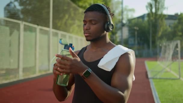 Moe Afro Amerikaanse Sportman Mannelijk Gespierde Sportman Loper Atleet Drinken — Stockvideo