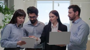Profesyonel takım çalışanları, çok ırklı iş adamları ve iş kadınları grup meslektaşları ofiste şirket personeli, dizüstü bilgisayardaki projeyi kadın liderle tartışıyor.