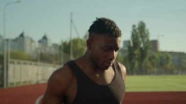Afro-Amerikalı etnik erkek koşucu koşucu sporcu sporcu koşucu sporcu sporcu atlet sabah sporu antrenmanı spor stadyumu koşusu açık hava koşusu, triatlon sağlıklı yaşam tarzı eğitimi.