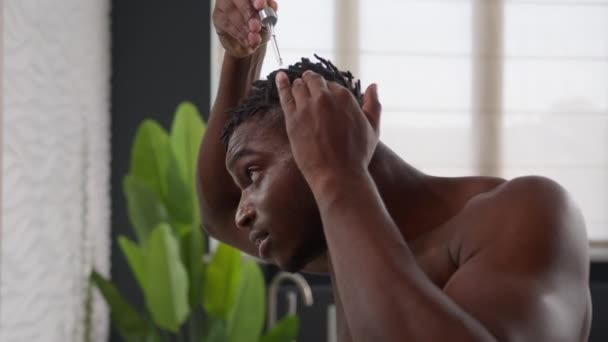 Afroamerykanin Człowiek Stosując Serum Oleju Arganowego Korzenie Włosów Dredy Zdrowy — Wideo stockowe