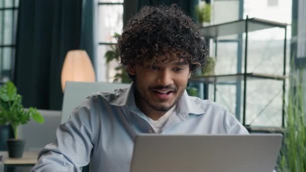 興奮したショックを受けた男は ラップトップコンピュータスクリーンショックを見てアラビアのインド人男性オフィスマネージャーを驚かせました 勝利ビジネス成功驚きの目標報酬 — ストック動画