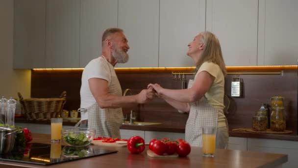 Romantische Senior Rentner Kaukasischen Familie Paar Tanzen Walzer Feiern Ehejubiläum — Stockvideo
