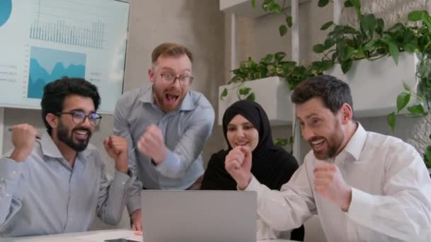 Gelukkig Divers Zakenmensen Multiraciale Team Groep Vieren Omzetgroei Succes Laptop — Stockvideo