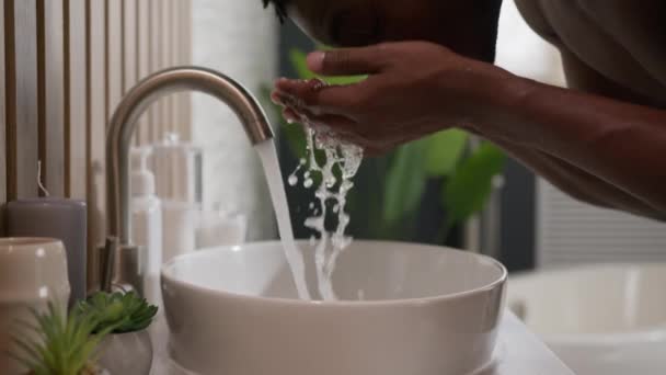 Bad Morgen Routine Afroamerikaner Waschen Gesicht Mit Gießen Kaltem Wasser — Stockvideo