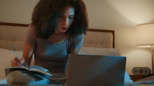 아프리카계 미국인 고등학교 학습자 침대에서 노트북 비디오 온라인 숙제에 집에서 — 비디오