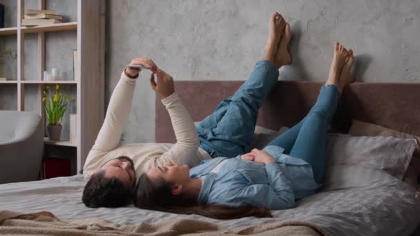 스크롤 네트워크 온라인 인터넷 편안한 아내와 침실에서 편안한 침대에서 아래로 — 비디오