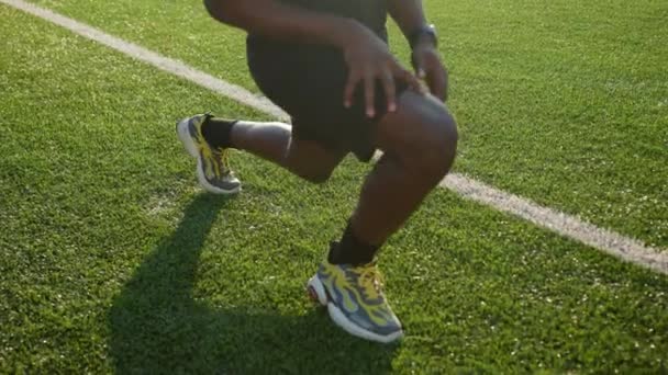 Silny Sportowiec Afroamerykanin Atletyczny Mężczyzna Piłkarz Robi Lunges Ćwiczenia Trening — Wideo stockowe