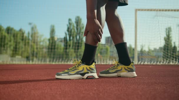 Ausschnitt Männliche Beine Afroamerikaner Unkenntlich Mann Sportler Sportler Läufer Fußballer — Stockvideo