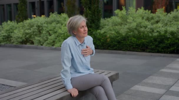 Beyaz Yaşlı Olgun Bir Kadın Şehirde Hasta Sağlıksız Bir Kadını — Stok video