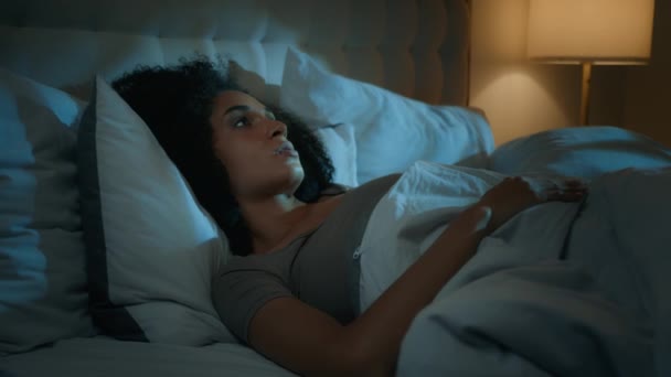Hałaśliwi Sąsiedzi Problem Irytowany Afroamerykanka Leżąca Łóżku Noc Ciemna Sypialnia — Wideo stockowe
